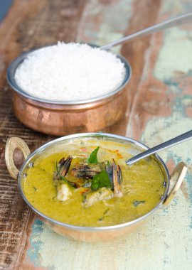 Yapışkan pirinç rustik metal Pan ile servis bir lezzetli baharatlı karides yeşil köri.