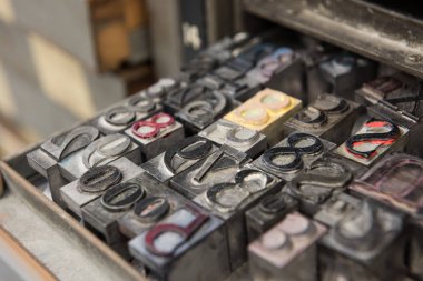Bokeh ile yıpranmış metal çekmece arka plan karşı Vintage kurşun letterpress baskı blokları.