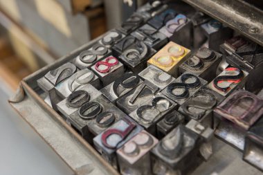 Bokeh ile yıpranmış metal çekmece arka plan karşı Vintage kurşun letterpress baskı blokları.