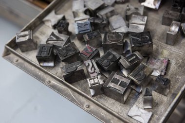 Bokeh ile yıpranmış metal çekmece arka plan karşı Vintage kurşun letterpress baskı blokları.