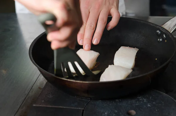 锅炒金鱼圆角立方体 在真正的黄油煎炸 在一个不粘质的锅 — 图库照片