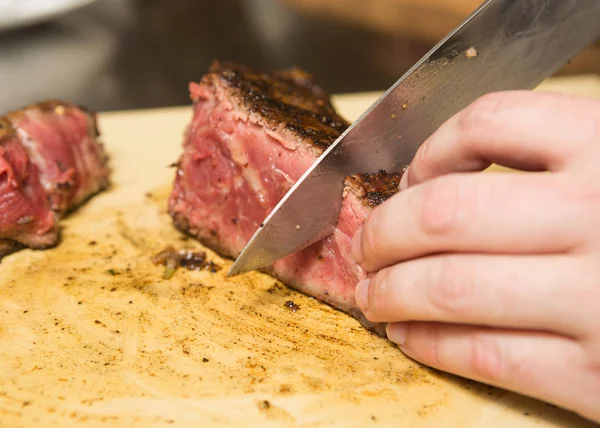 Kést Szeletelés Egy Finom Grilledt Csont Steak — Stock Fotó