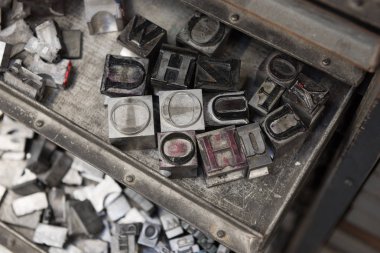 Bokeh ile yıpranmış metal çekmece arka plan karşı Vintage kurşun letterpress baskı blokları.