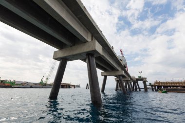 Akabe, Ürdün, 10/10/2015, Akabe yeni limanda Uzun İskele vakıf inşaatı , altından fotoğraflandı.