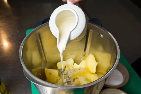 Närbild Skott Tillbringare Grädde Hälls Fluffiga Skalade Potatis Mixer — Stockfoto