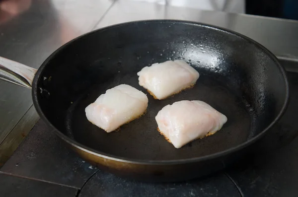 Pan Frito Cubos Filete Pescado Dorado Freír Mantequilla Real Una — Foto de Stock