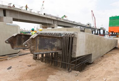 Akabe, Ürdün, 10/10/2015, Akabe yeni limanında temel inşaatı için beton ve metal sütun 