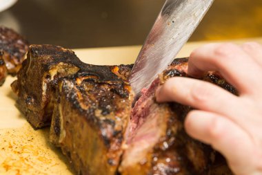 Lezzetli bir ızgara Kemik biftek ile dilimleme bir bıçak