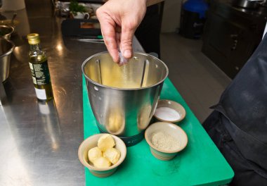 Blender'a tuz bırakan bir elin çekimini kapatın.