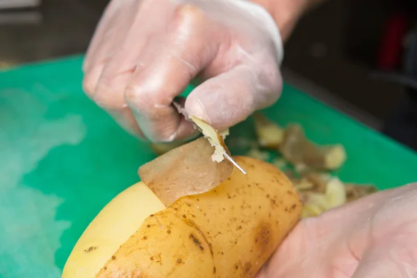 Крупный План Руки Очищающей Картошку Зеленой Доске — стоковое фото