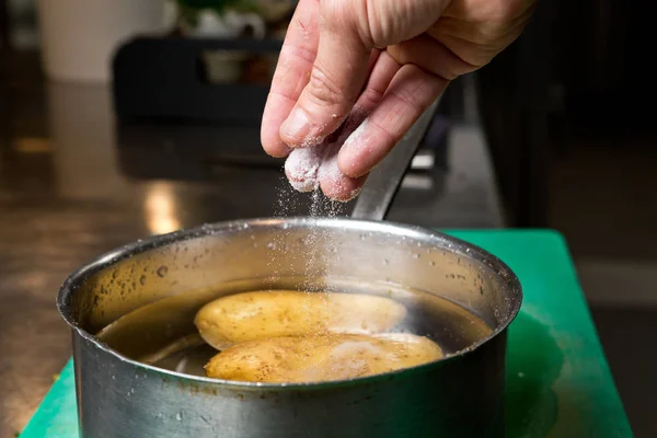 Sal Que Vierte Una Sartén Agua Caliente Que Contiene Patatas — Foto de Stock