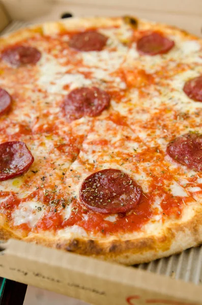 Pizza Peperoncino Con Mozzarella Fusa Spolverata Origano Servita Una Scatola — Foto Stock