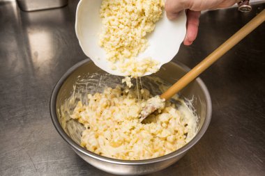 Eritilmiş peynir pişmiş Makarna makarna içine karıştırılmamalı.