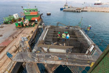 Akabe, Ürdün, 10/10/2015, Metal ve beton iskelesi Vakfı inşaat Akabe yeni bağlantı noktasında yukarıdan fotoğrafı