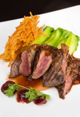 Alev ızgara , nadir kanguru biftek bel, pak choi ve kırmızı şarap sosu ile servis