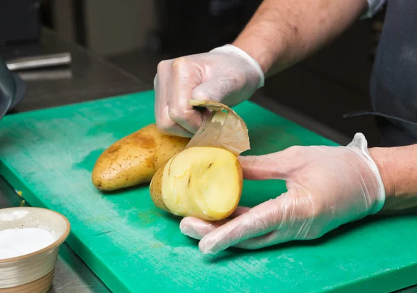 Очистка Картофеля Зеленой Доске — стоковое фото
