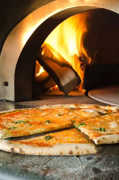 Gourmet Margherita Pizza Fresca Dal Forno Della Pizza Con Fiamma — Foto Stock