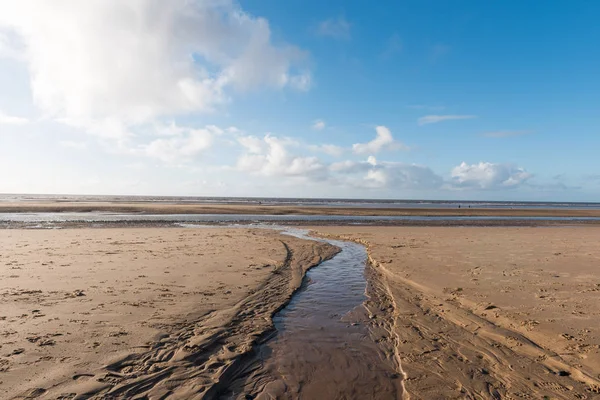 Bellissimo Cielo Blu Sabbia Strutturata Fresco Giorno Inverno Soleggiato Spiaggia — Foto Stock