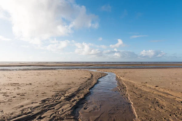 Bellissimo Cielo Blu Sabbia Strutturata Fresco Giorno Inverno Soleggiato Spiaggia — Foto Stock