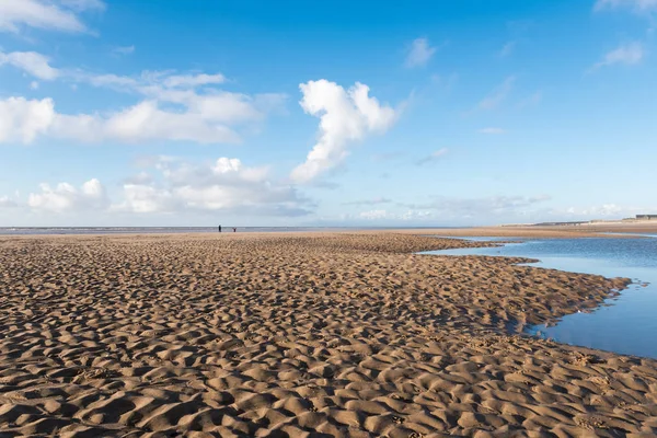Vacker Blå Himmel Och Strukturerad Sand Sval Solig Vintrar Dag — Stockfoto