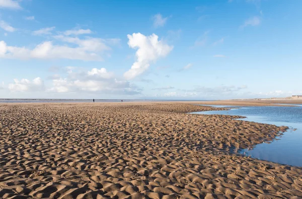 Vacker Blå Himmel Och Strukturerad Sand Sval Solig Vintrar Dag — Stockfoto