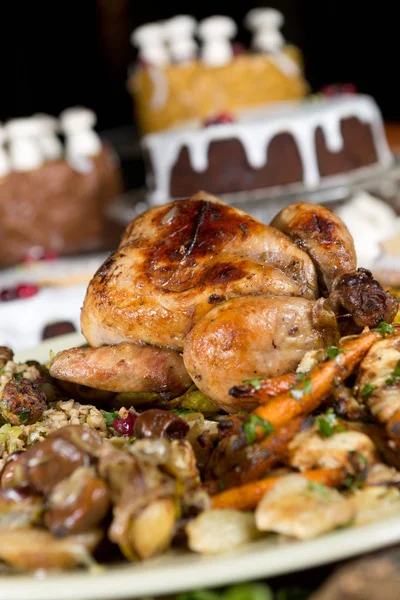 Unique Beautiful Christmas Meal Platter Roast Chicken Vegetables Surrounded Cakes — Stock Photo, Image