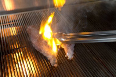 Yüksek alev ızgara üzerinde pişirme kanguru biftek