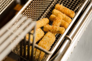 Köpüren ve patates kızartma yağı altın, gümüş derin tavası endüstriyel mutfak yağ fritöz