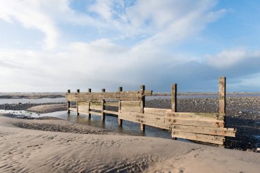 cleveleys, İngiltere, 17.02.2016, Rustik, yıpranmış ahşap deniz savunma duvarı, hasar belirtileri gösteren