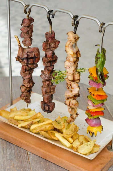 Brochettes Kebab Poulet Bœuf Légumes Cuites Suspendues Rack Servies Avec — Photo