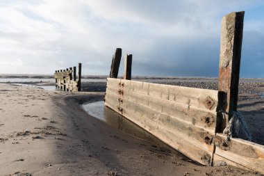 cleveleys, İngiltere, 17.02.2016, Rustik, yıpranmış ahşap deniz savunma duvarı, hasar belirtileri gösteren
