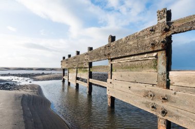 cleveleys, İngiltere, 17.02.2016, Rustik, yıpranmış ahşap deniz savunma duvarı, hasar belirtileri gösteren