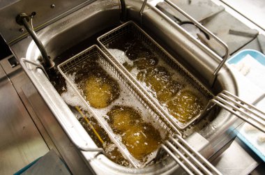 Köpüren ve patates kızartma yağı altın, gümüş derin tavası endüstriyel mutfak yağ fritöz