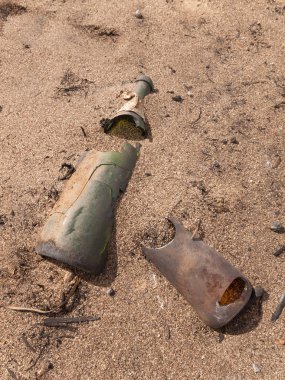 Bush yangından sonra Avustralya outback kırık ve erimiş cam şişelerde.