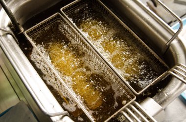 Köpüren ve patates kızartma yağı altın, gümüş derin tavası endüstriyel mutfak yağ fritöz