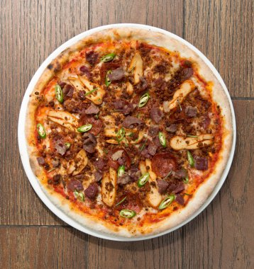 Baharatlı biberli, tavuk ve domuz pastırması pizza jalapeno dilimleri ile