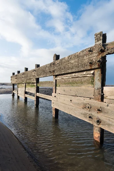 クリーブリーズ イングランド 2016 素朴な 風化した木製の海の防衛壁 損傷の兆候を示す — ストック写真