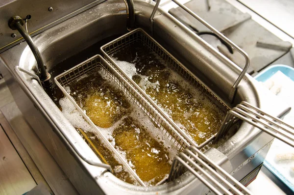 Köpüren ve patates kızartma yağı altın, gümüş derin tavası endüstriyel mutfak yağ fritöz
