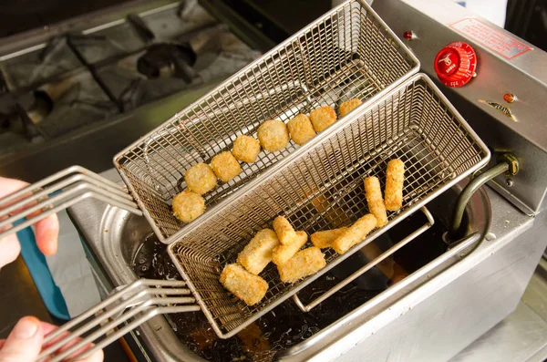 Frytkownicy olej przemysłowe kuchnia srebrny głębokiej patelni, olejem golden, propagacji i smażenie ziemniaków — Zdjęcie stockowe