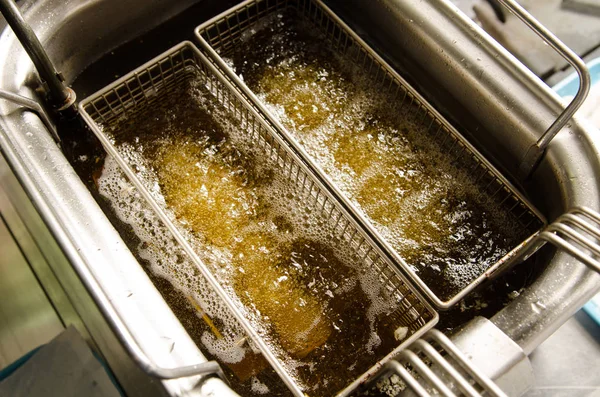 Köpüren ve patates kızartma yağı altın, gümüş derin tavası endüstriyel mutfak yağ fritöz