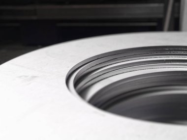 fütüristik paslanmaz çelik lazer metal cutout bir rustik backgrouund üzerinde