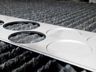 fütüristik paslanmaz çelik metal, rustik arka plan üzerinde lazer kesim