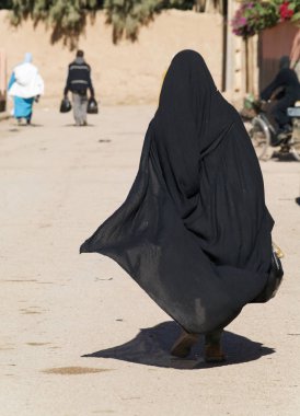 Burka Burka'da orta doğu sokağında yürüyen bir kadın.