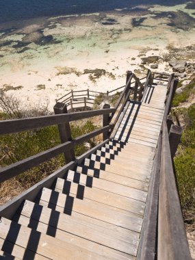 Rottnest adası, Batı Avustralya, 05/05/2015, Ahşap merdiven çürümüş adada bir plaja inen.