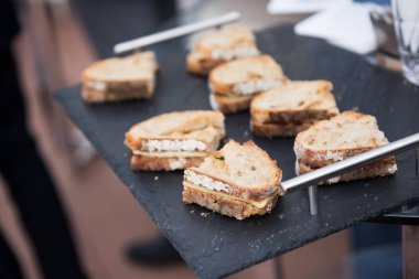 Ekmeğin yakın çekimsiyah ahşap tahtaya sinsice yaklaşması 