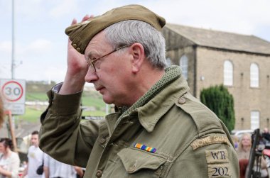 Yorkshire, İngiltere, 05 / 15 / 2015, eski bir İngiliz savaş gazisi, yurtiçi muhafızlardan, bereli bir asker. Howarth 1940 'ların hafta sonu