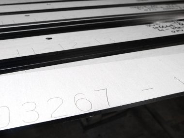 fütüristik paslanmaz çelik lazer metal cutout bir rustik backgrouund üzerinde