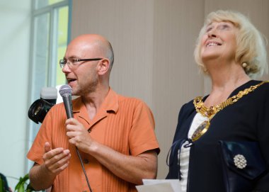 Morecambe, İngiltere, 09/05/2015, Wayne Hemingway, ünlü moda tasarımcısı, Red or Dead etiketi, Talking at the Vintage by The Sea festivali, Midland Hotel.