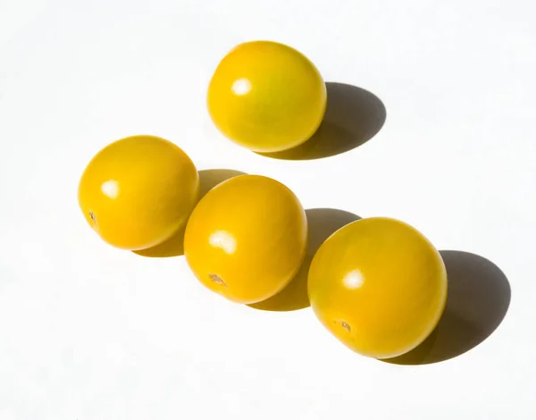 Tomates Cereja Amarelos Orgânicos Luz Solar Isolados Branco — Fotografia de Stock