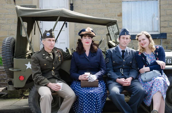 Yorkshire England 2015 Group Young British American Soldiers Resting Posing — Stock Photo, Image